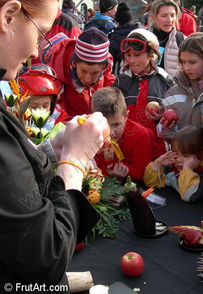 Ausstellungen. FrutArt. Galerie von Bildern. Gemuse Snitchzen. FruitArt. Fruit Art.